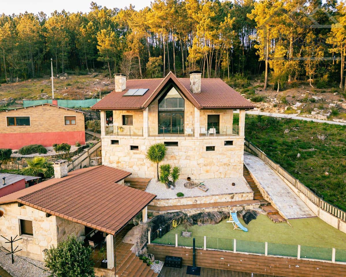 4 bedroom Villa for sale in Tui with pool garage - € 590,000 (Ref: 9417280)