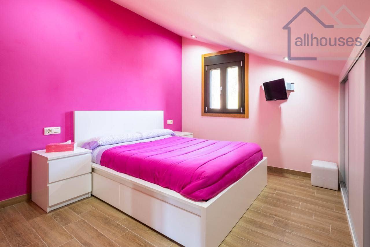 4 bedroom Villa for sale in Tui with pool garage - € 590,000 (Ref: 9417280)