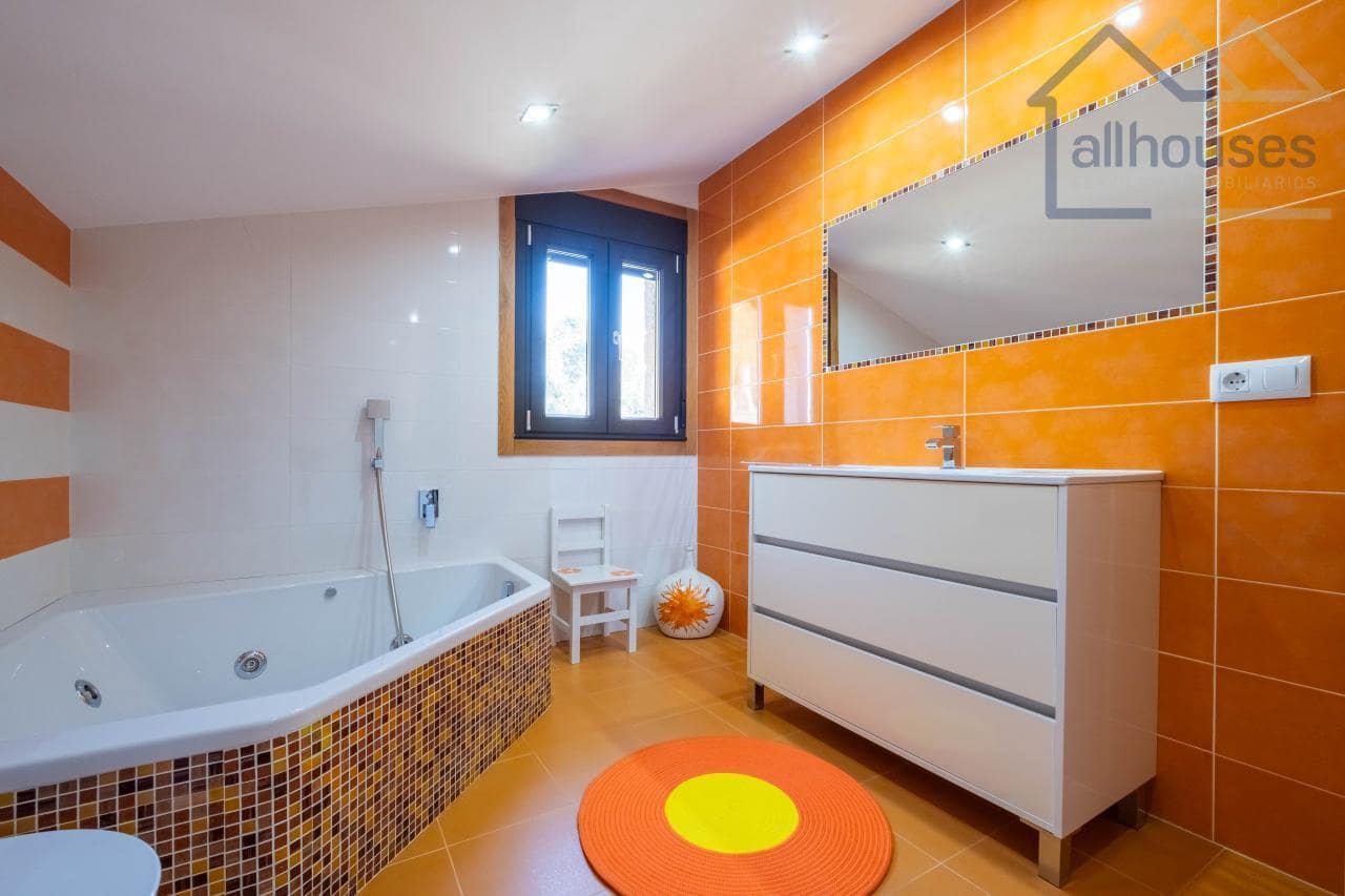 4 bedroom Villa for sale in Tui with pool garage - € 590,000 (Ref: 9417280)