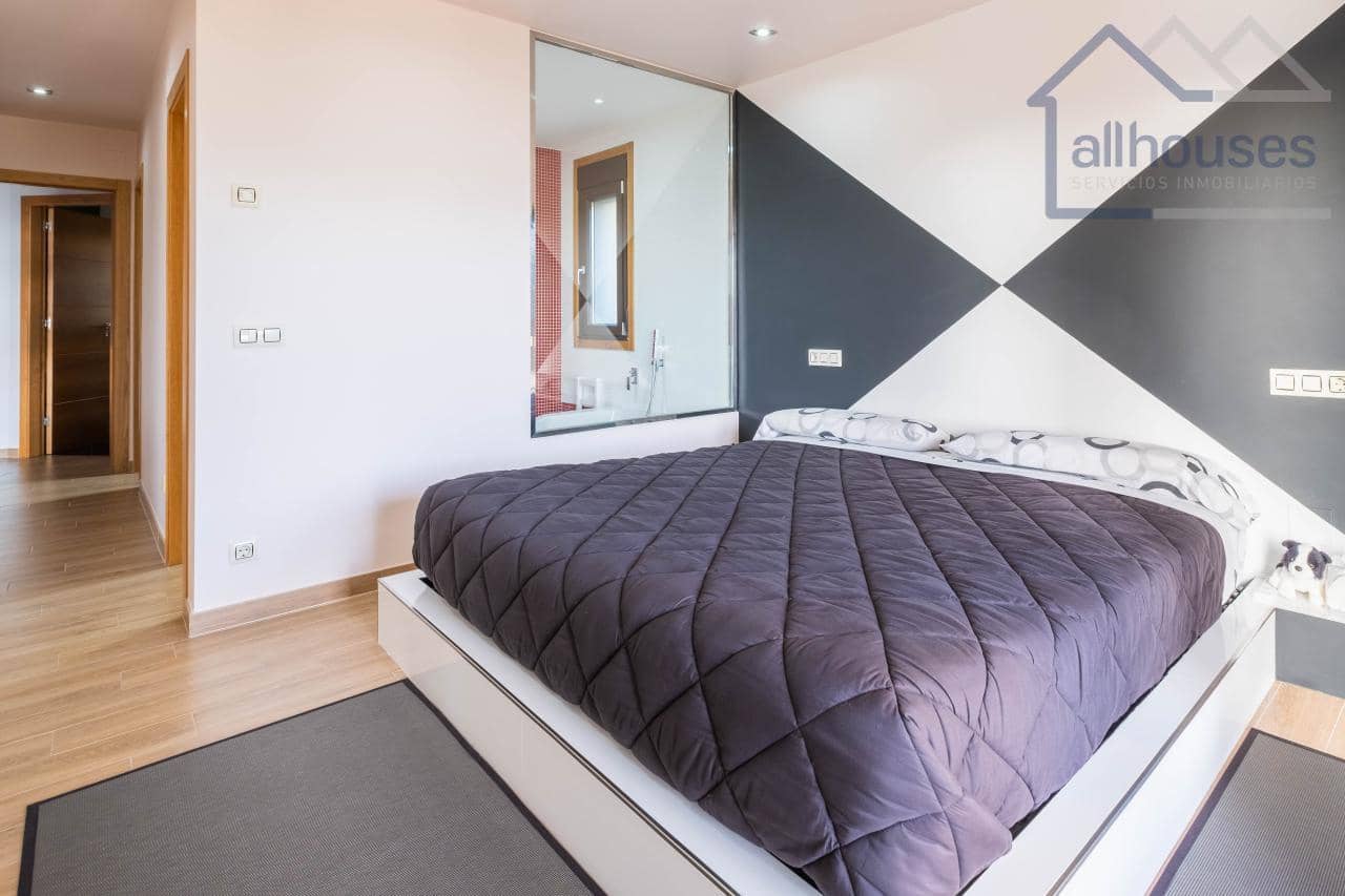 4 bedroom Villa for sale in Tui with pool garage - € 590,000 (Ref: 9417280)