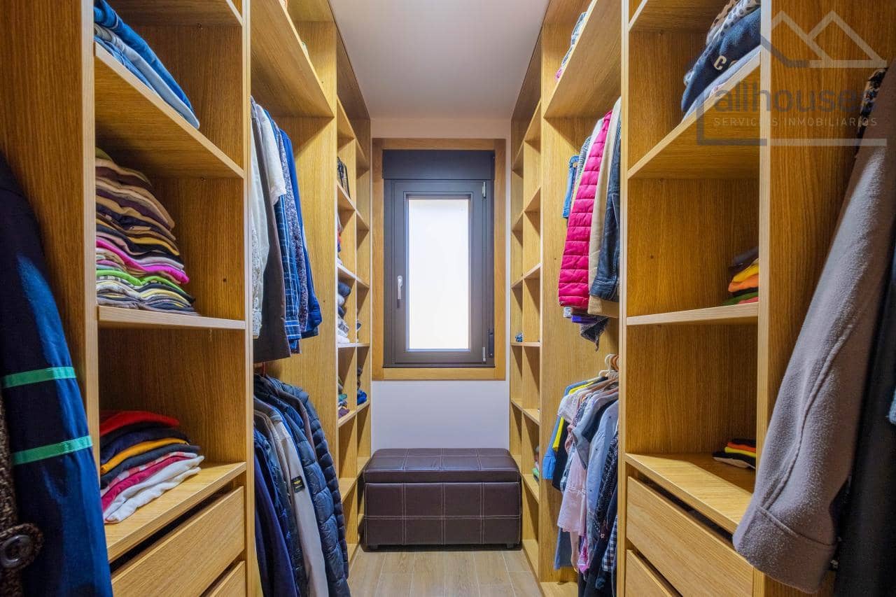 4 bedroom Villa for sale in Tui with pool garage - € 590,000 (Ref: 9417280)