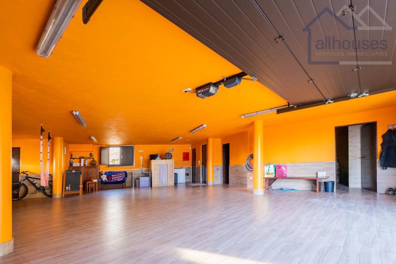 4 bedroom Villa for sale in Tui with pool garage - € 590,000 (Ref: 9417280)