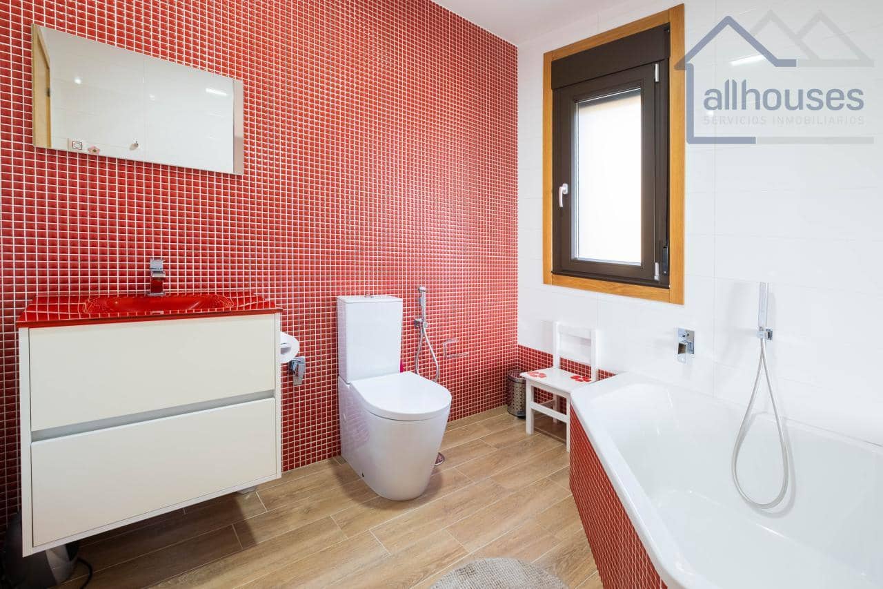 4 bedroom Villa for sale in Tui with pool garage - € 590,000 (Ref: 9417280)