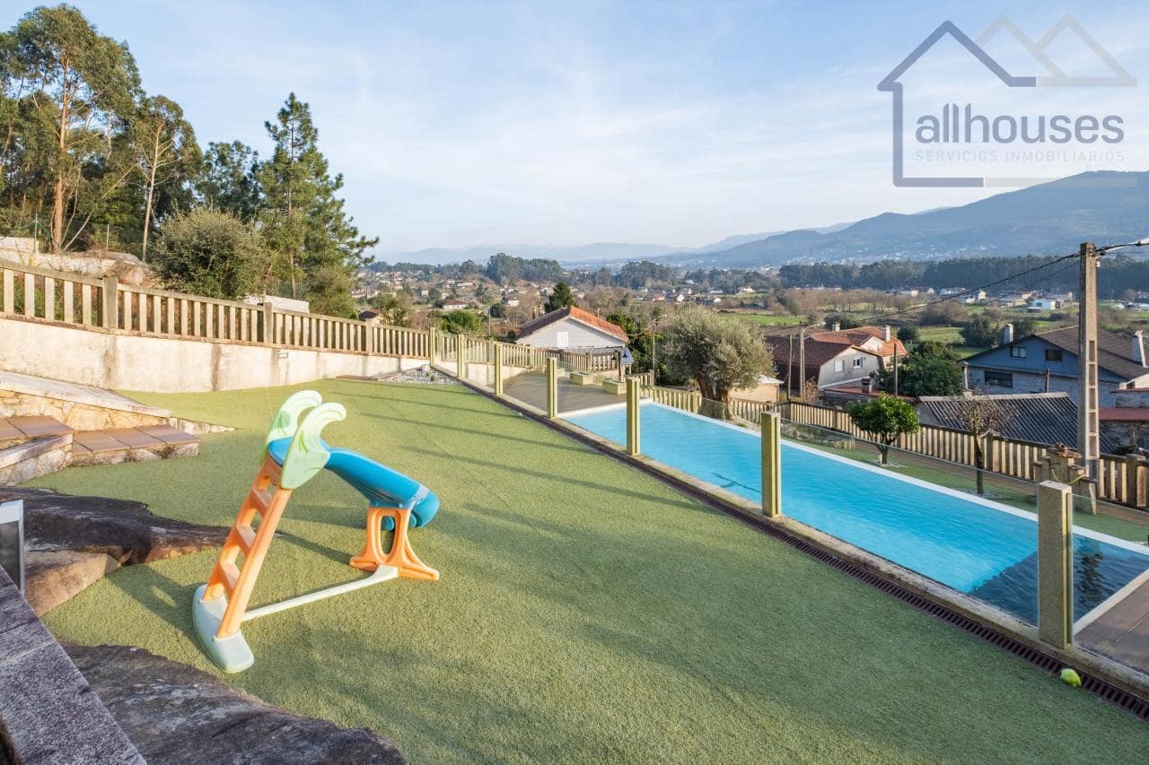 4 bedroom Villa for sale in Tui with pool garage - € 590,000 (Ref: 9417280)