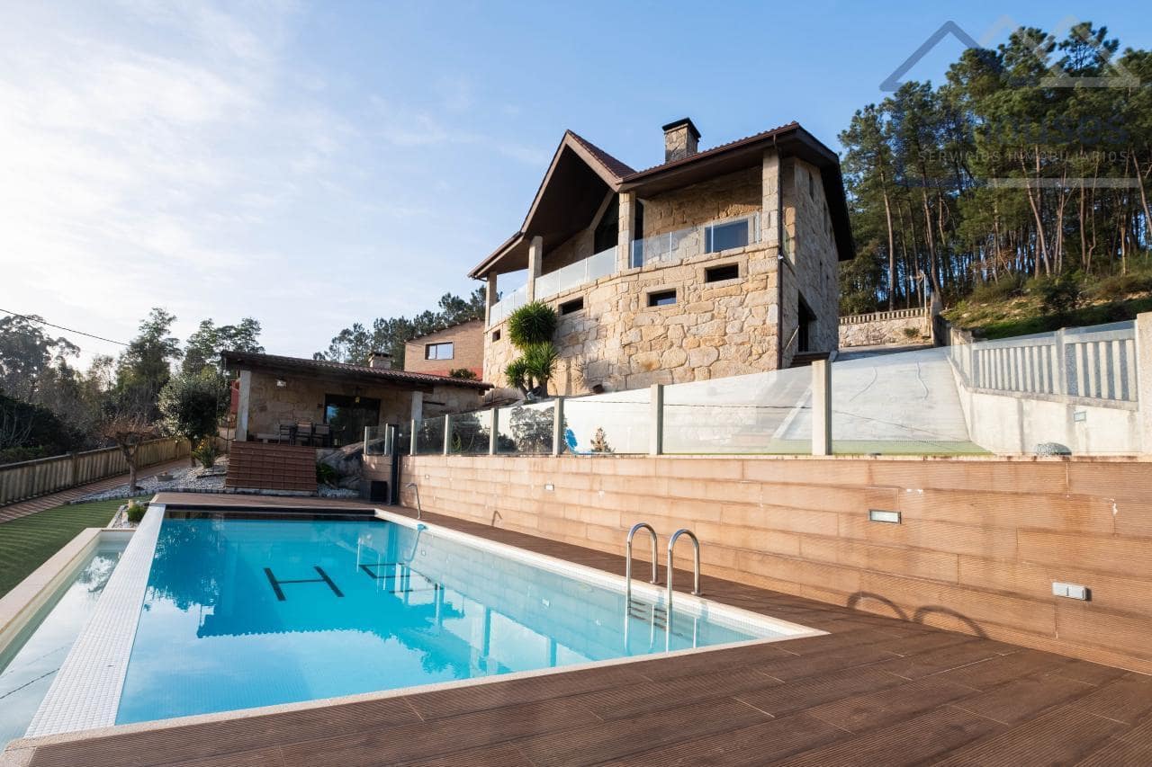 4 bedroom Villa for sale in Tui with pool garage - € 590,000 (Ref: 9417280)