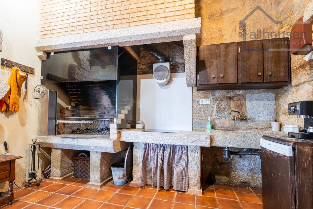 4 bedroom Villa for sale in Tui with pool garage - € 590,000 (Ref: 9417280)