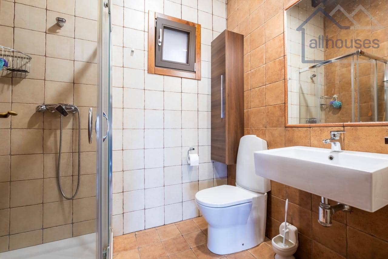 4 bedroom Villa for sale in Tui with pool garage - € 590,000 (Ref: 9417280)