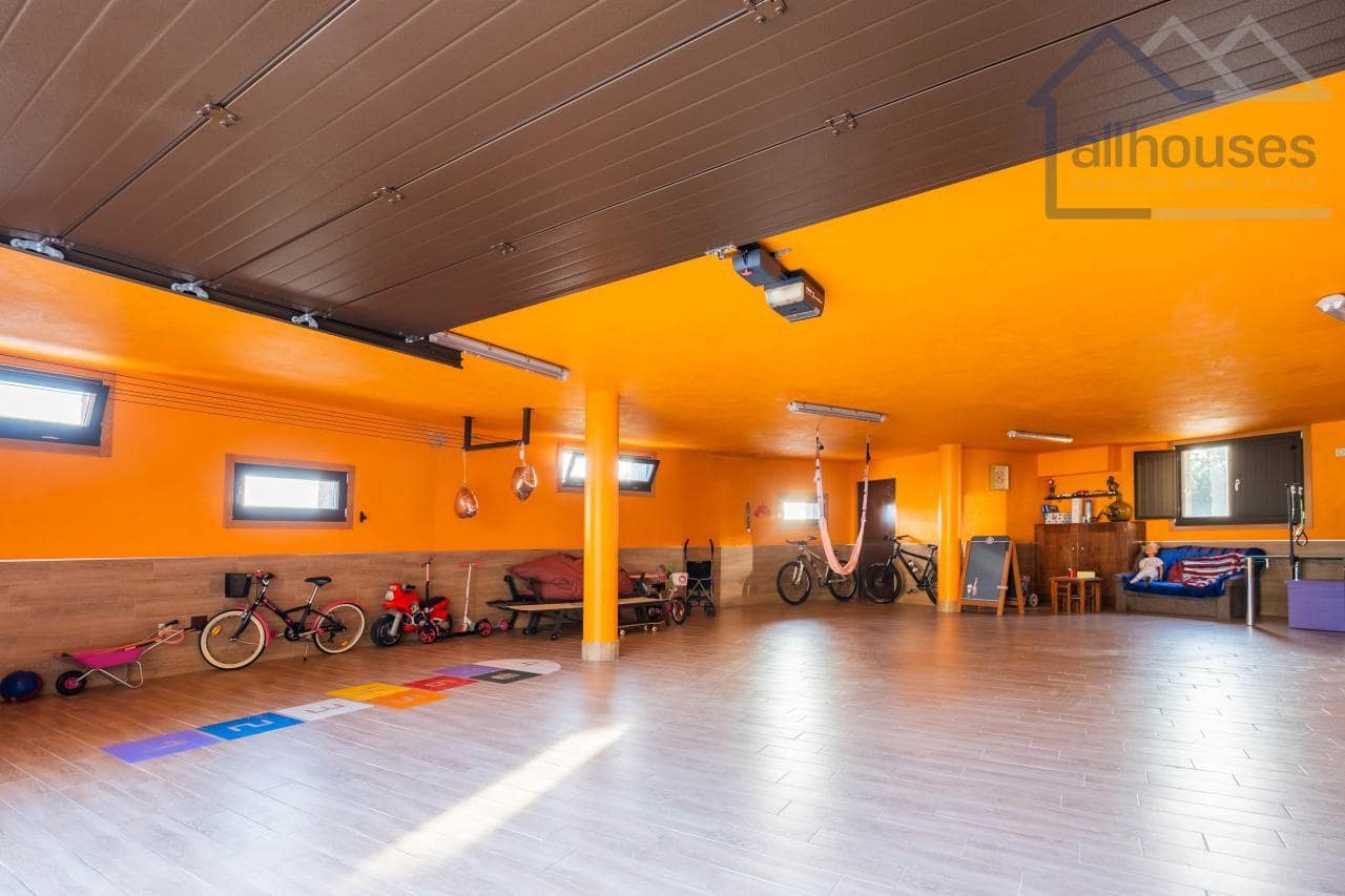 4 bedroom Villa for sale in Tui with pool garage - € 590,000 (Ref: 9417280)