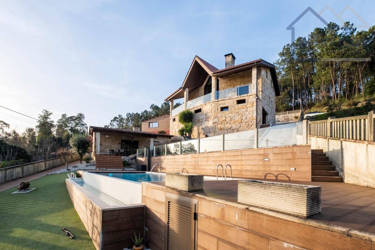 4 bedroom Villa for sale in Tui with pool garage - € 590,000 (Ref: 9417280)