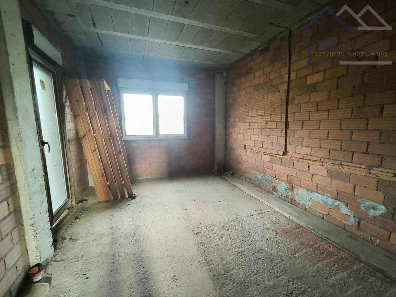 7 bedroom Villa for sale in Mos with garage - € 350,000 (Ref: 9417293)