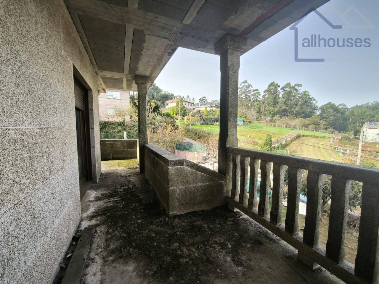 7 bedroom Villa for sale in Mos with garage - € 350,000 (Ref: 9417293)