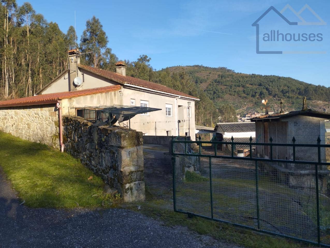 4 bedroom Townhouse for sale in Oia with garage - € 190,000 (Ref: 9417300)