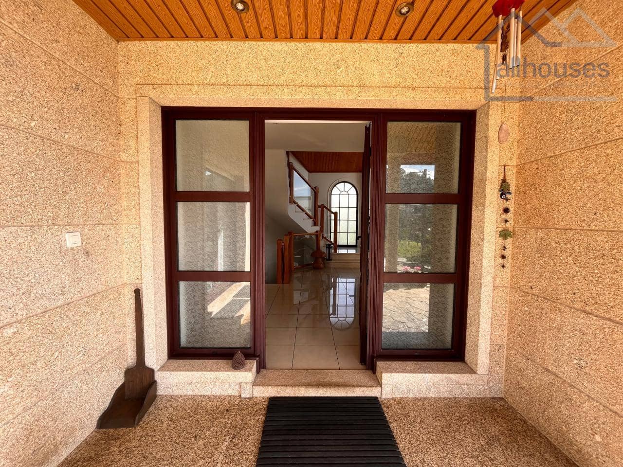 5 bedroom Townhouse for sale in O Rosal with garage - € 460,000 (Ref: 9417310)