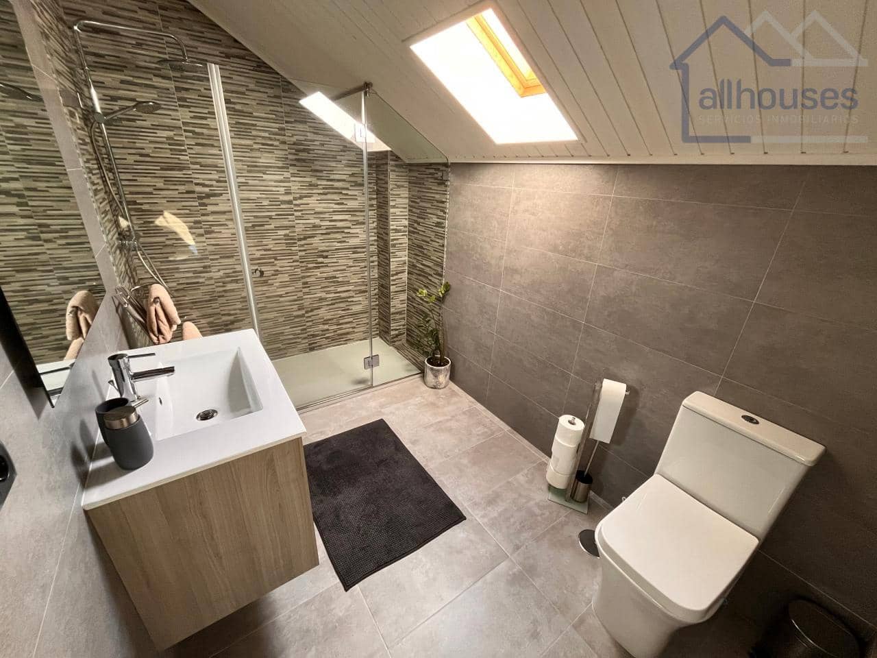 5 bedroom Townhouse for sale in O Rosal with garage - € 460,000 (Ref: 9417310)