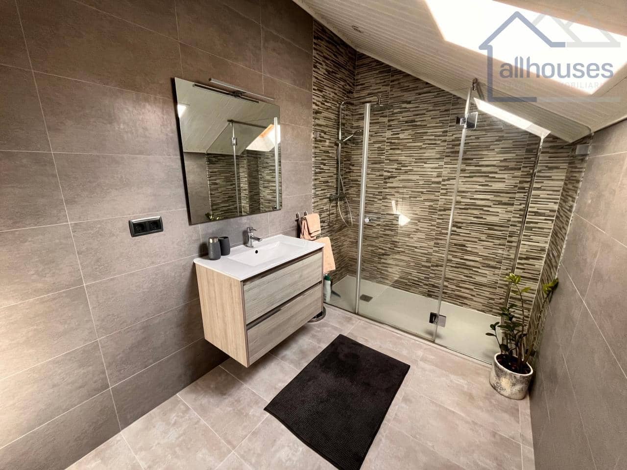 5 bedroom Townhouse for sale in O Rosal with garage - € 460,000 (Ref: 9417310)