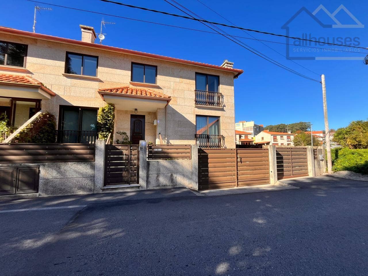 5 bedroom Semi-detached Villa for sale in Cangas with garage - € 475,000 (Ref: 9417311)