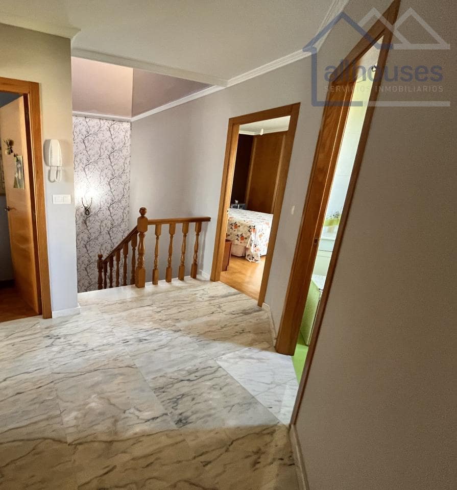 5 bedroom Semi-detached Villa for sale in Cangas with garage - € 475,000 (Ref: 9417311)