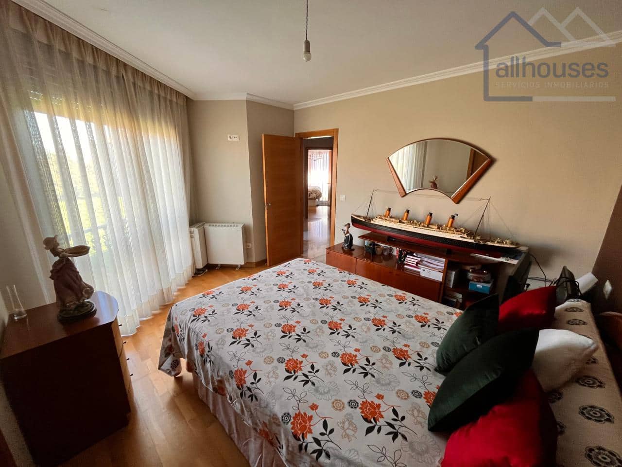 5 bedroom Semi-detached Villa for sale in Cangas with garage - € 475,000 (Ref: 9417311)