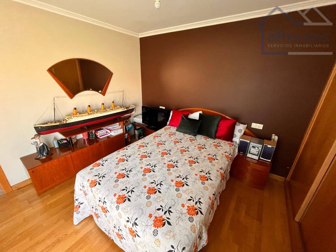 5 bedroom Semi-detached Villa for sale in Cangas with garage - € 475,000 (Ref: 9417311)