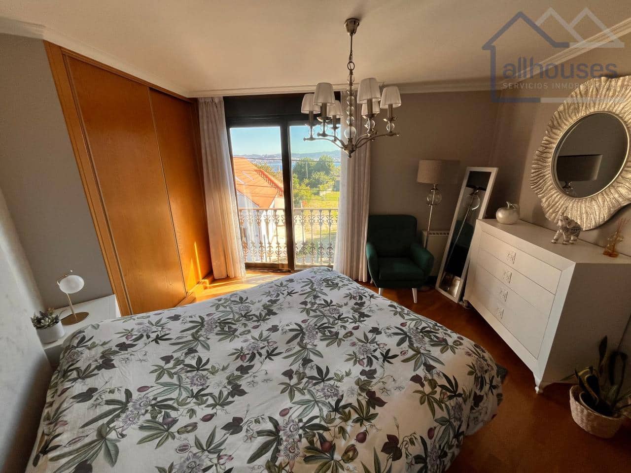 5 bedroom Semi-detached Villa for sale in Cangas with garage - € 475,000 (Ref: 9417311)