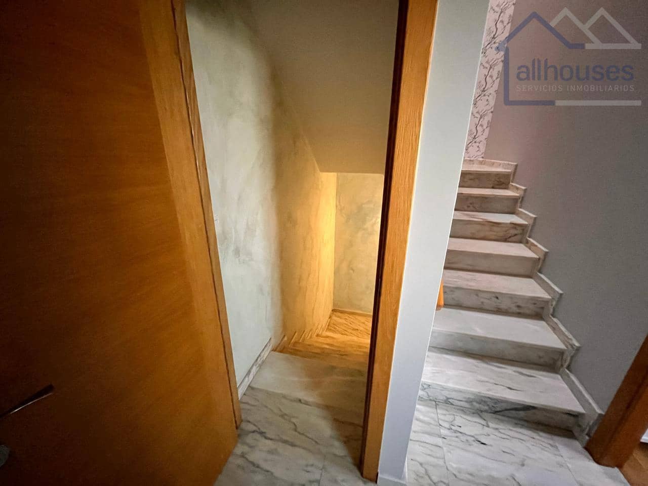 5 bedroom Semi-detached Villa for sale in Cangas with garage - € 475,000 (Ref: 9417311)