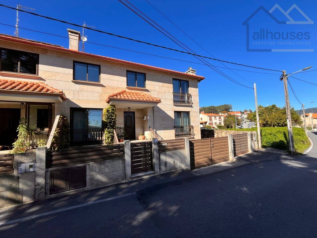 5 bedroom Semi-detached Villa for sale in Cangas with garage - € 475,000 (Ref: 9417311)