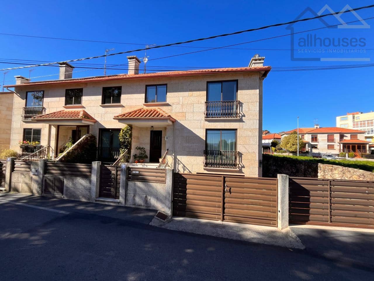 5 bedroom Semi-detached Villa for sale in Cangas with garage - € 475,000 (Ref: 9417311)