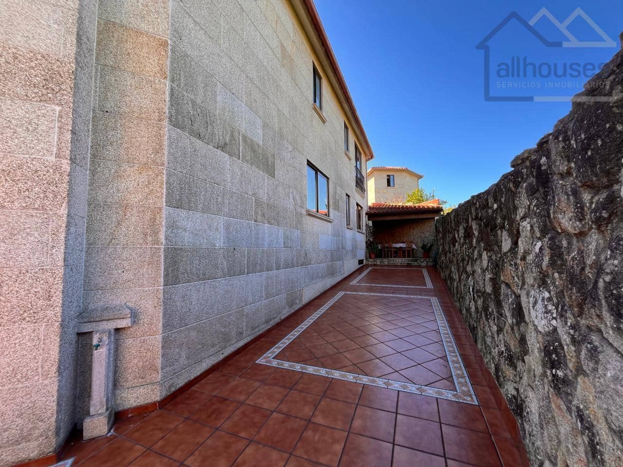 5 bedroom Semi-detached Villa for sale in Cangas with garage - € 475,000 (Ref: 9417311)