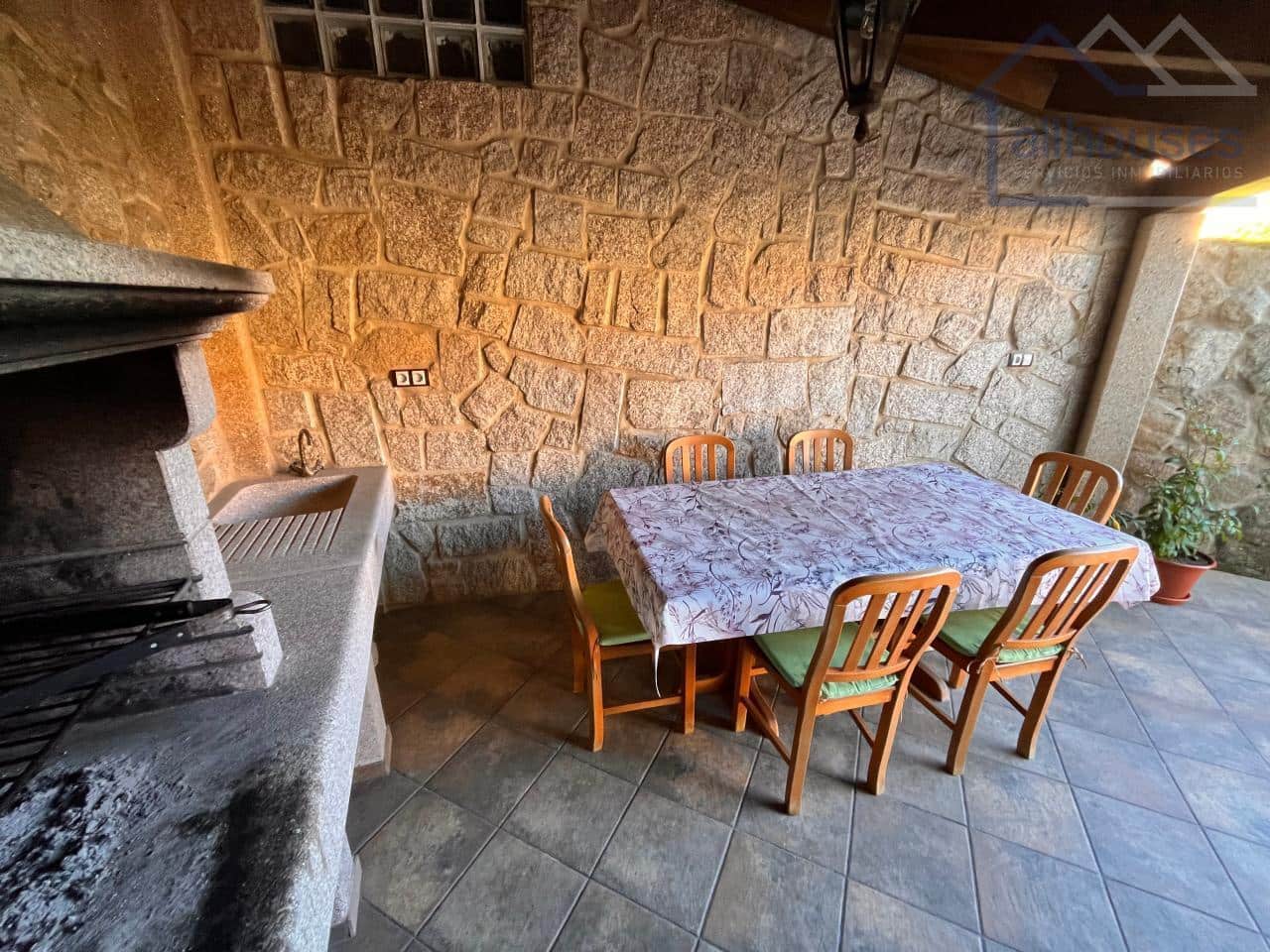 5 bedroom Semi-detached Villa for sale in Cangas with garage - € 475,000 (Ref: 9417311)