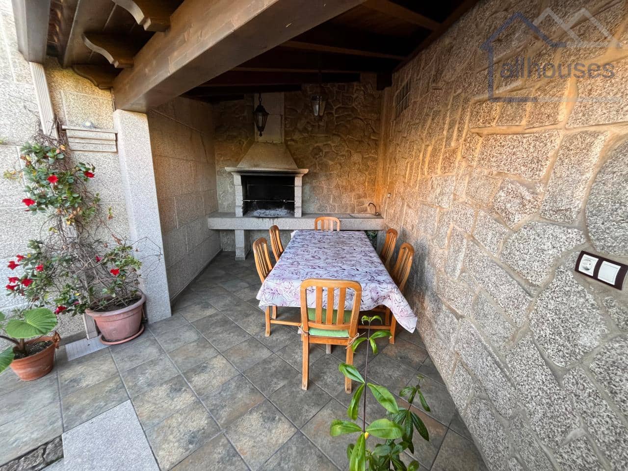 5 bedroom Semi-detached Villa for sale in Cangas with garage - € 475,000 (Ref: 9417311)