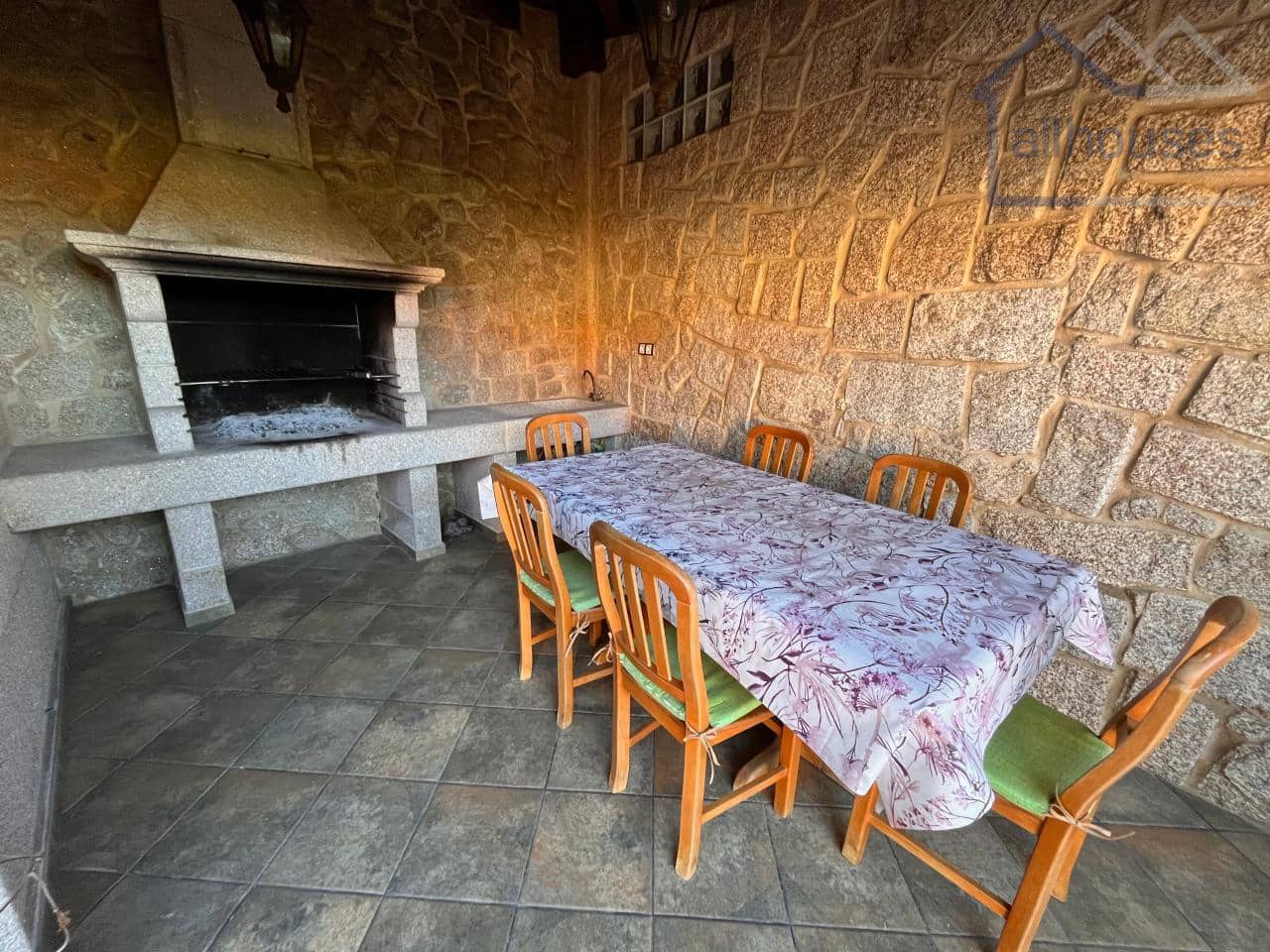 5 bedroom Semi-detached Villa for sale in Cangas with garage - € 475,000 (Ref: 9417311)