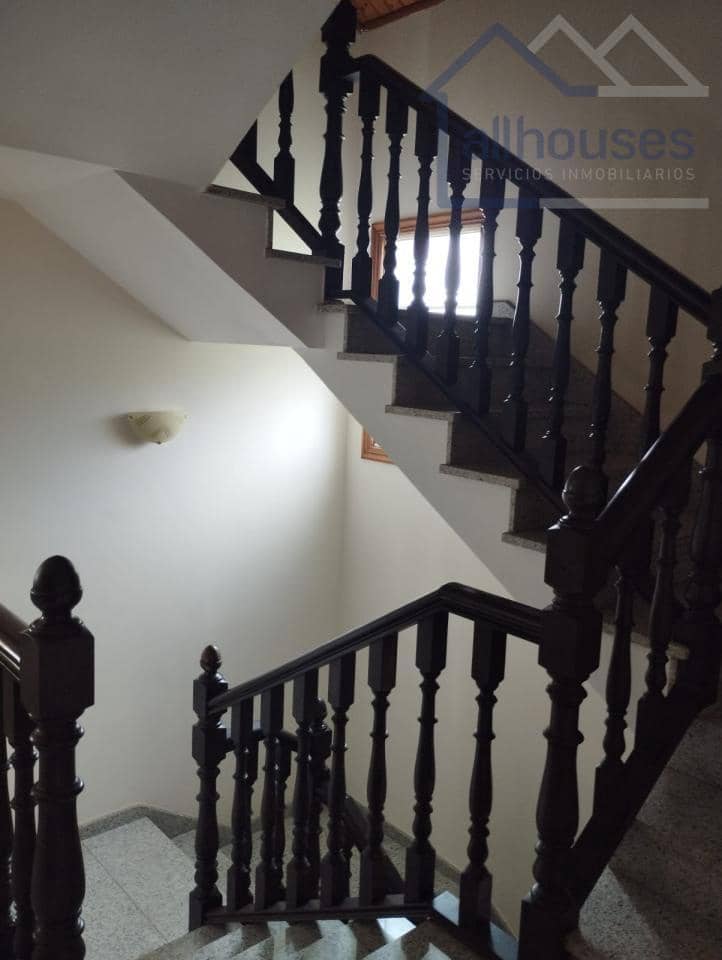 4 bedroom Villa for sale in A Guarda with garage - € 410,000 (Ref: 9433162)