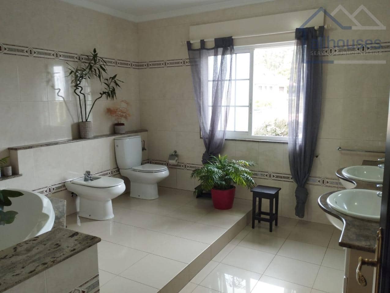 4 bedroom Villa for sale in A Guarda with garage - € 410,000 (Ref: 9433162)