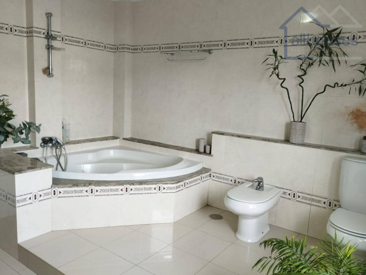 4 bedroom Villa for sale in A Guarda with garage - € 410,000 (Ref: 9433162)