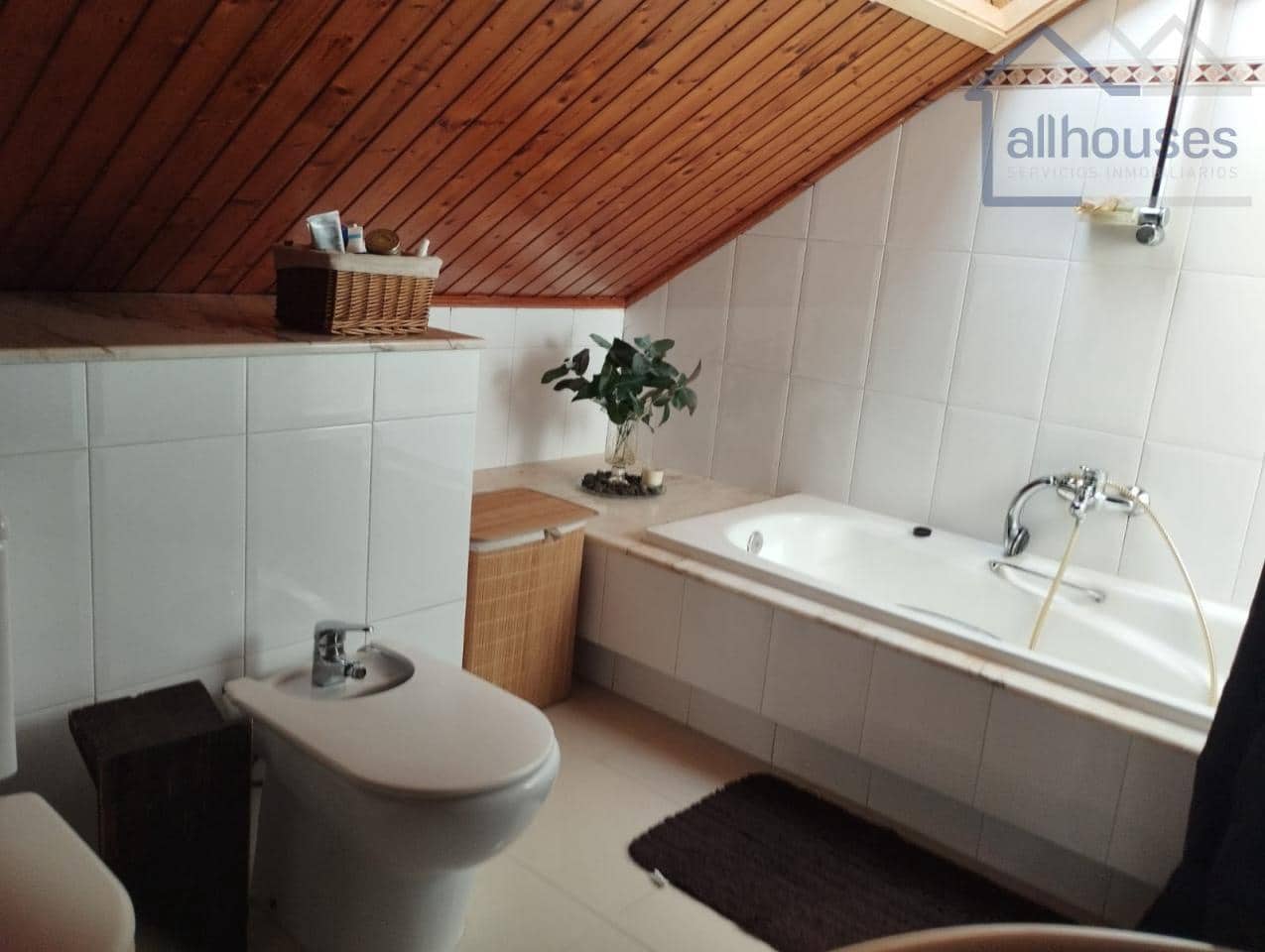 4 bedroom Villa for sale in A Guarda with garage - € 410,000 (Ref: 9433162)