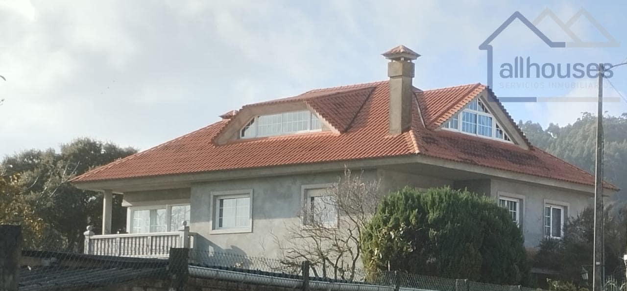 4 bedroom Villa for sale in A Guarda with garage - € 410,000 (Ref: 9433162)