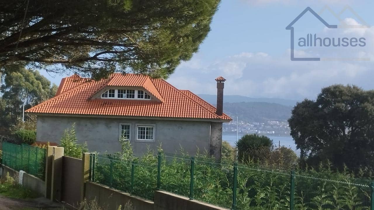 4 bedroom Villa for sale in A Guarda with garage - € 410,000 (Ref: 9433162)