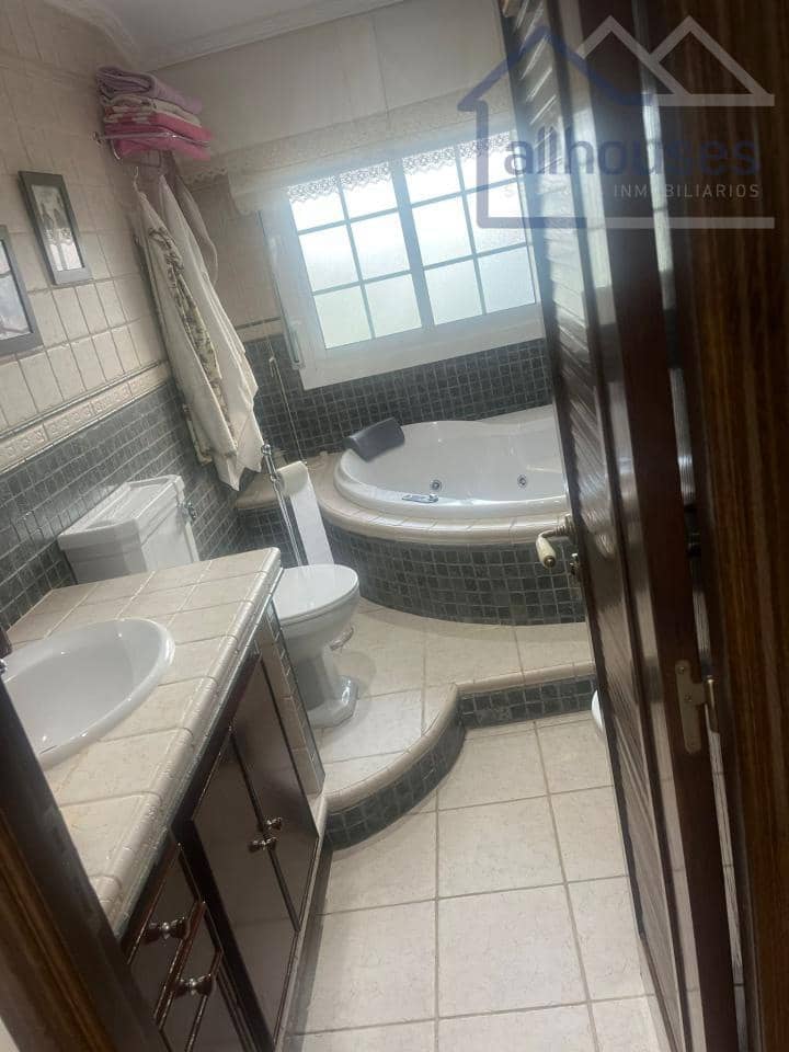 6 bedroom Townhouse for rent in Vigo with garage - € 2,800 (Ref: 9518487)