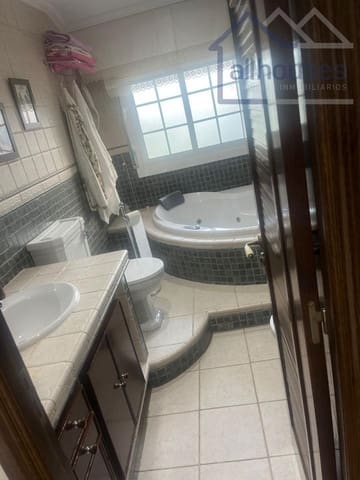 6 bedroom Townhouse for rent in Vigo with garage - € 2,800 (Ref: 9518487)