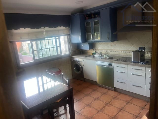 6 bedroom Townhouse for rent in Vigo with garage - € 2,800 (Ref: 9518487)