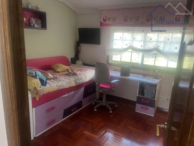 6 bedroom Townhouse for rent in Vigo with garage - € 2,800 (Ref: 9518487)