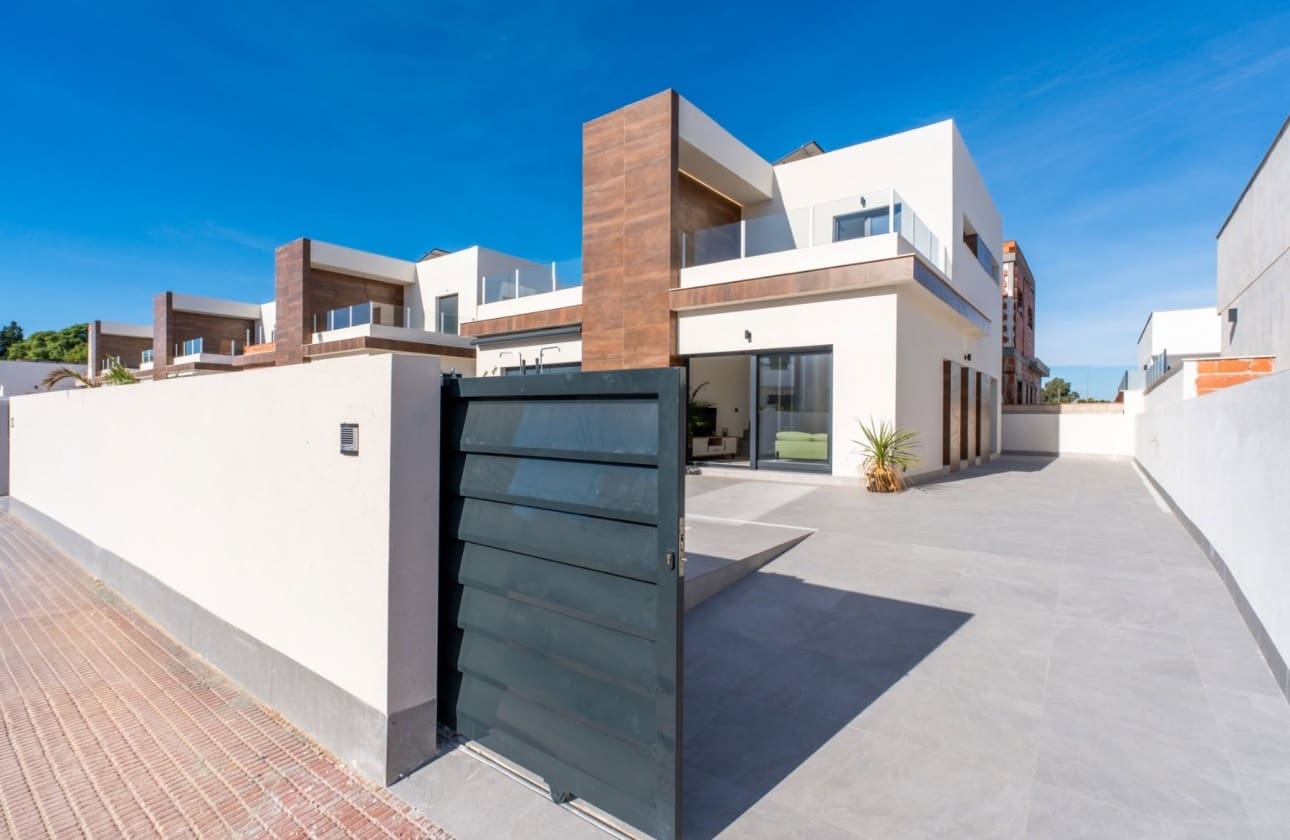 3 bedroom Villa for sale in Daya Nueva with pool garage - € 350,000 (Ref: 10134924)