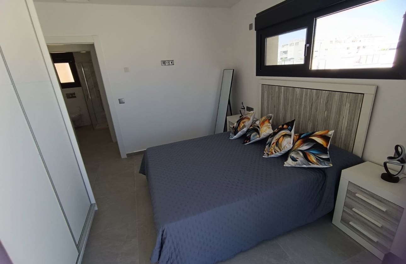 3 bedroom Villa for sale in Daya Nueva with pool garage - € 350,000 (Ref: 10134924)