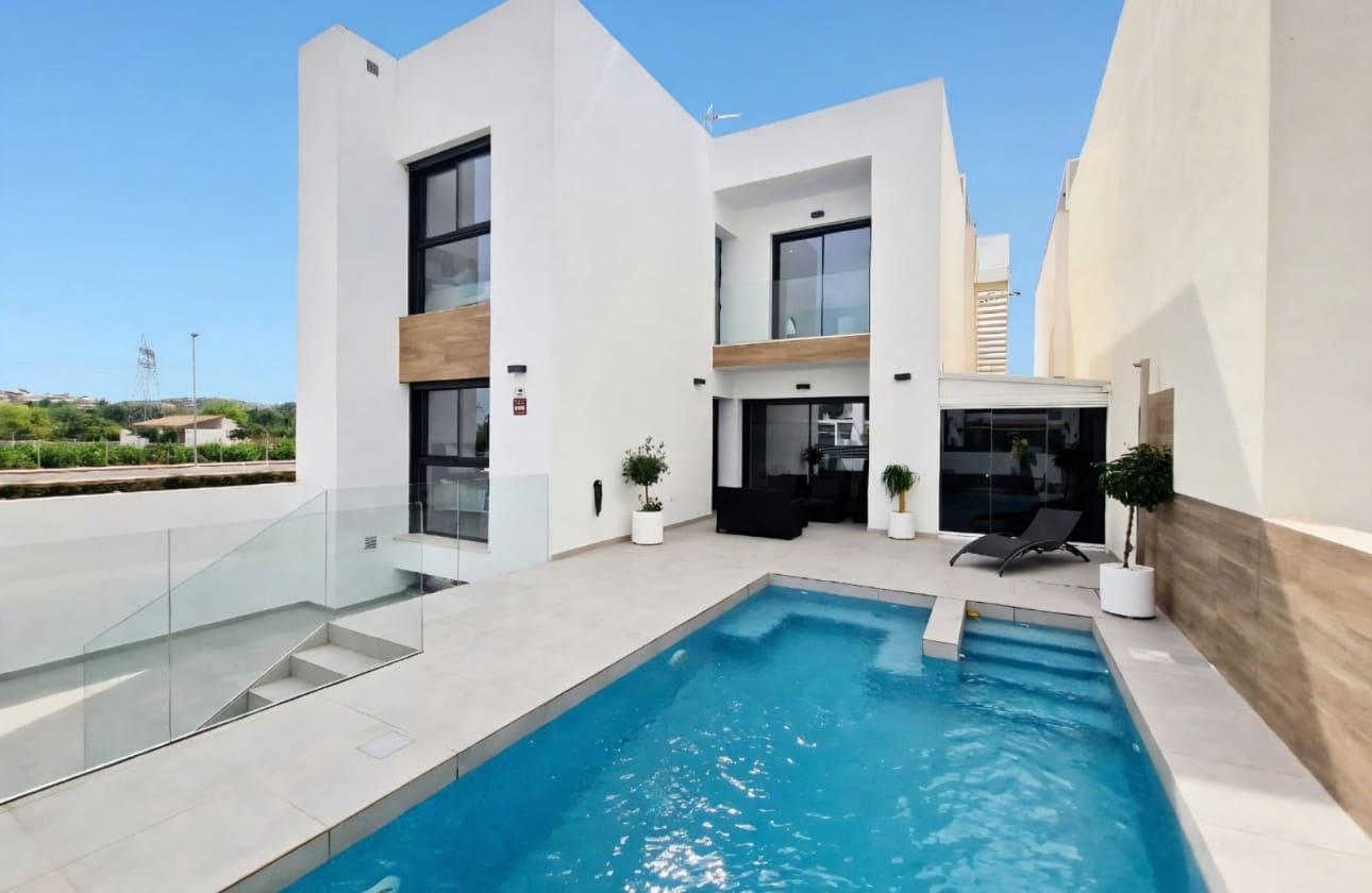 5 bedroom Villa for sale in Rojales with pool - € 450,000 (Ref: 10134925)