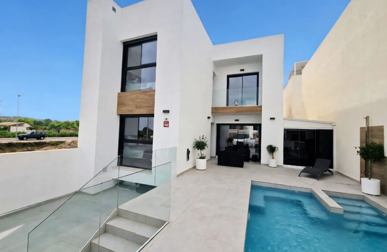 5 bedroom Villa for sale in Rojales with pool - € 450,000 (Ref: 10134925)