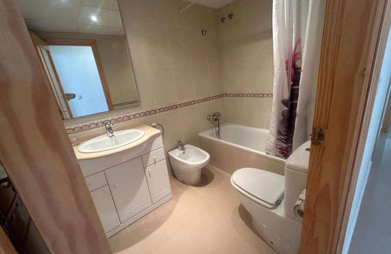 Apartamento de 2 habitaciones en Guardamar del Segura en venta con piscina garaje - 229.000 € (Ref: 10158637)