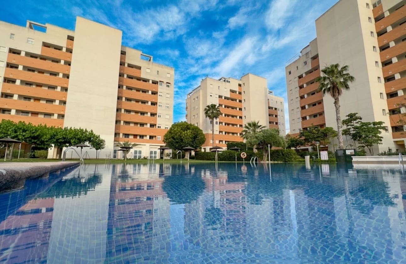 Apartamento de 2 habitaciones en Guardamar del Segura en venta con piscina garaje - 229.000 € (Ref: 10158637)