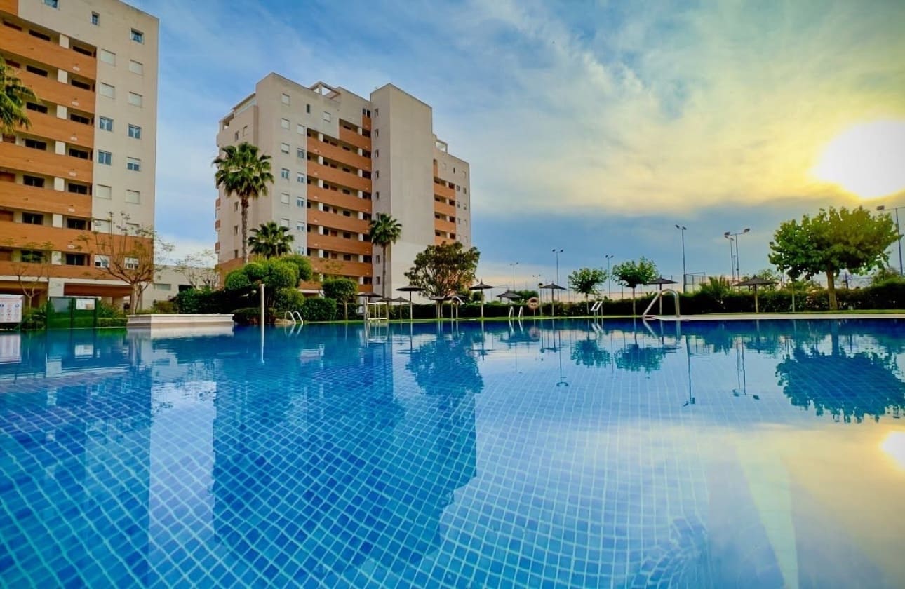 Apartamento de 2 habitaciones en Guardamar del Segura en venta con piscina garaje - 229.000 € (Ref: 10158637)