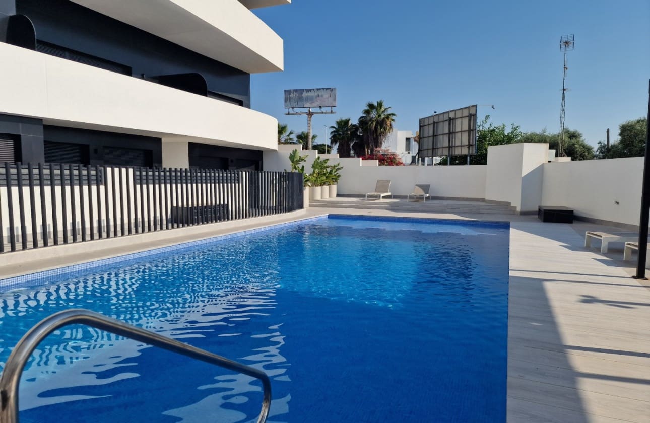 Chalet de 4 habitaciones en Guardamar del Segura en venta con piscina garaje - 570.000 € (Ref: 10160331)