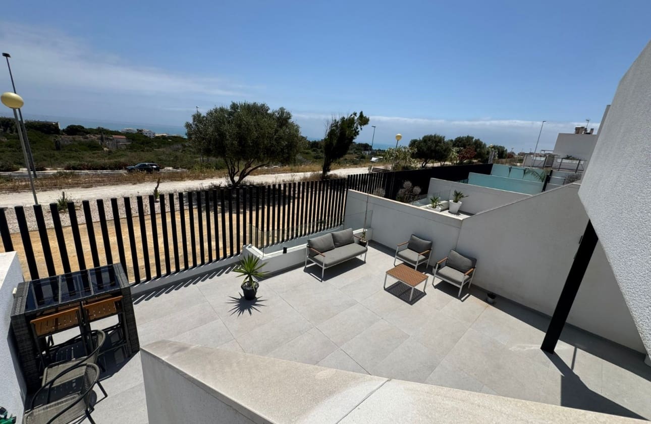 Chalet de 4 habitaciones en Guardamar del Segura en venta con piscina garaje - 570.000 € (Ref: 10160331)